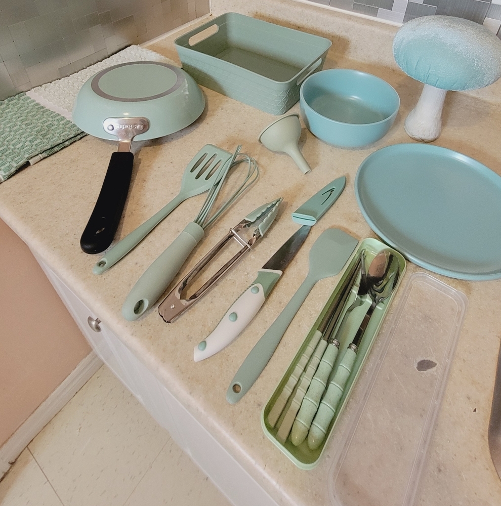 Mint Green Kitchenware Set - Picture 4 of 7